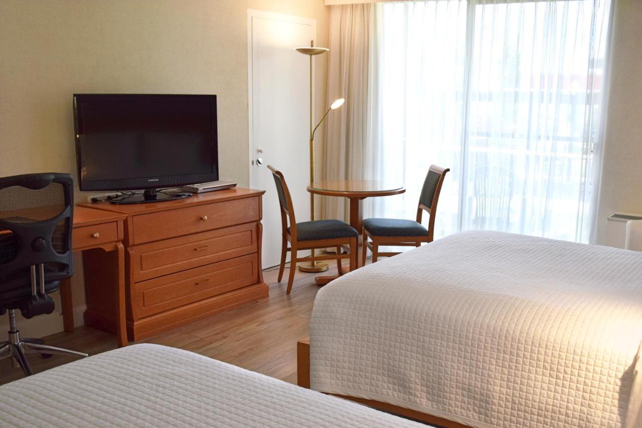 Garden side room 2 Queen-size beds wooden floor