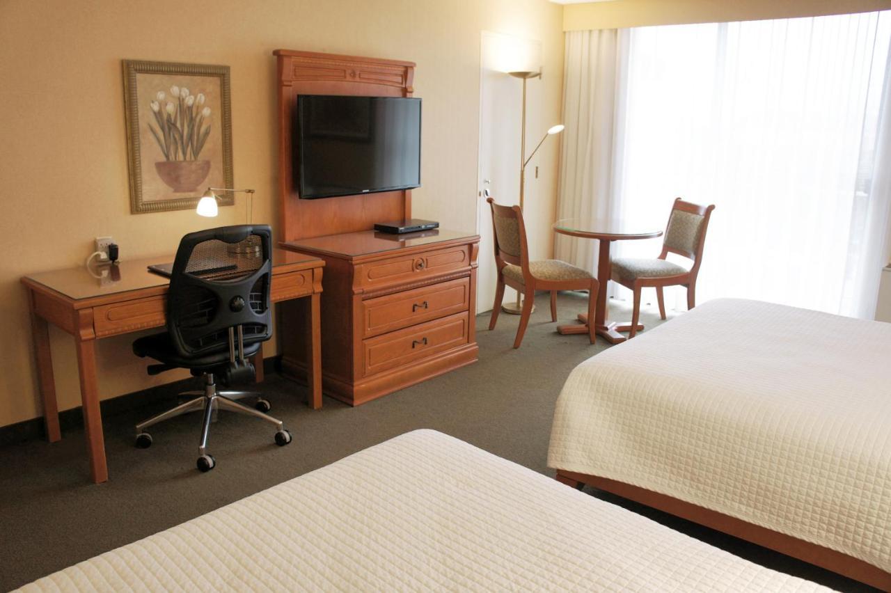 Garden side room 2 Queen-size beds shower or bath